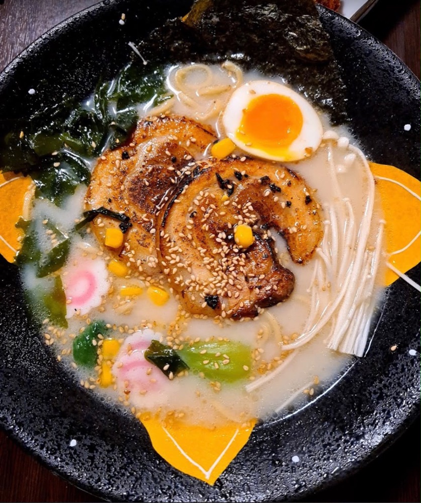 Chashu Ramen di Sento Ramen con fette di maiale brasato, uovo marinato e naruto