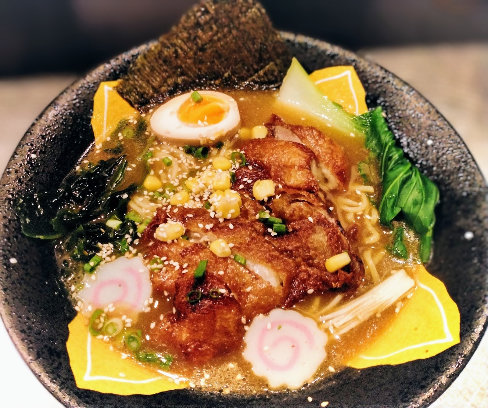 Ciotola di ramen chashu di Sento Ramen, con maiale, uovo marinato e alga nori